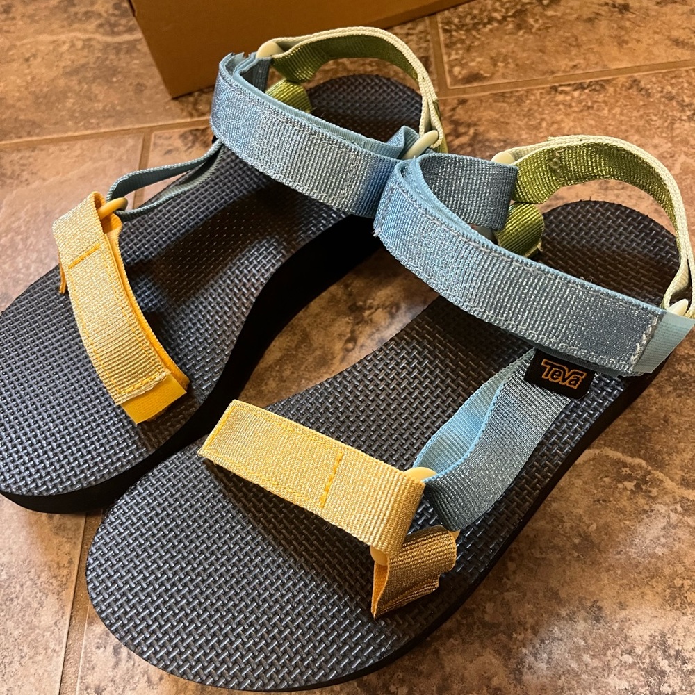 Teva sandal woman’s new size 6